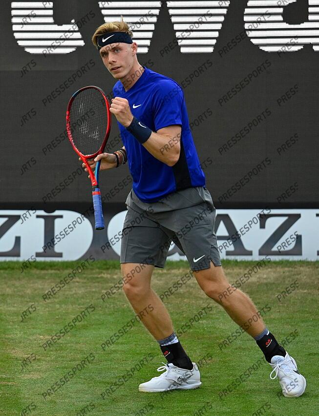 10.06.2021, Tennisclub Weissenhof, Stuttgart, GER, ATP Tour, Mercedes Cup in Stuttgart 2021, im Bild Denis Shapovalov Schapowalow (CAN) Jubel jubelt Gestik, Geste Faust // during the Mercedes Cup Tournamen of the ATP Tour at the Tennisclub Weissenhof in Stuttgart, Germany on 2021/06/10. EXPA Pictures 