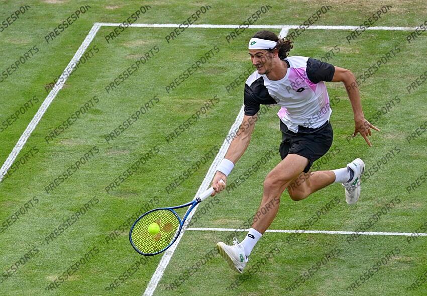 10.06.2021, Tennisclub Weissenhof, Stuttgart, GER, ATP Tour, Mercedes Cup in Stuttgart 2021, im Bild Lloyd Harris (RSA) Aktion // during the Mercedes Cup Tournamen of the ATP Tour at the Tennisclub Weissenhof in Stuttgart, Germany on 2021/06/10. EXPA Pictures 