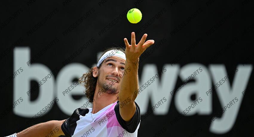 10.06.2021, Tennisclub Weissenhof, Stuttgart, GER, ATP Tour, Mercedes Cup in Stuttgart 2021, im Bild Lloyd Harris (RSA) Aktion Aufschlag // during the Mercedes Cup Tournamen of the ATP Tour at the Tennisclub Weissenhof in Stuttgart, Germany on 2021/06/10. EXPA Pictures 