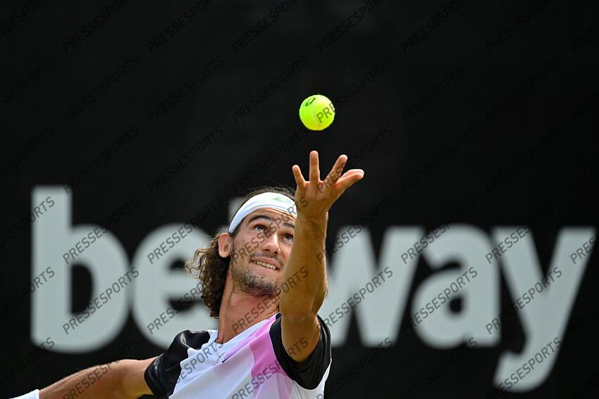 10.06.2021, Tennisclub Weissenhof, Stuttgart, GER, ATP Tour, Mercedes Cup in Stuttgart 2021, im Bild Lloyd Harris (RSA) Aktion Aufschlag // during the Mercedes Cup Tournamen of the ATP Tour at the Tennisclub Weissenhof in Stuttgart, Germany on 2021/06/10. EXPA Pictures 
