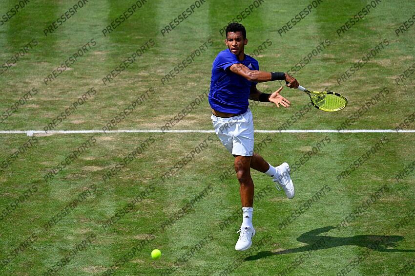 10.06.2021, Tennisclub Weissenhof, Stuttgart, GER, ATP Tour, Mercedes Cup in Stuttgart 2021, im Bild Felix Auger-Aliassime (CAN) Aktion // during the Mercedes Cup Tournamen of the ATP Tour at the Tennisclub Weissenhof in Stuttgart, Germany on 2021/06/10. EXPA Pictures 