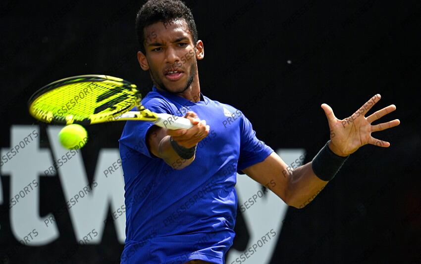 10.06.2021, Tennisclub Weissenhof, Stuttgart, GER, ATP Tour, Mercedes Cup in Stuttgart 2021, im Bild Felix Auger-Aliassime (CAN) Aktion // during the Mercedes Cup Tournamen of the ATP Tour at the Tennisclub Weissenhof in Stuttgart, Germany on 2021/06/10. EXPA Pictures 