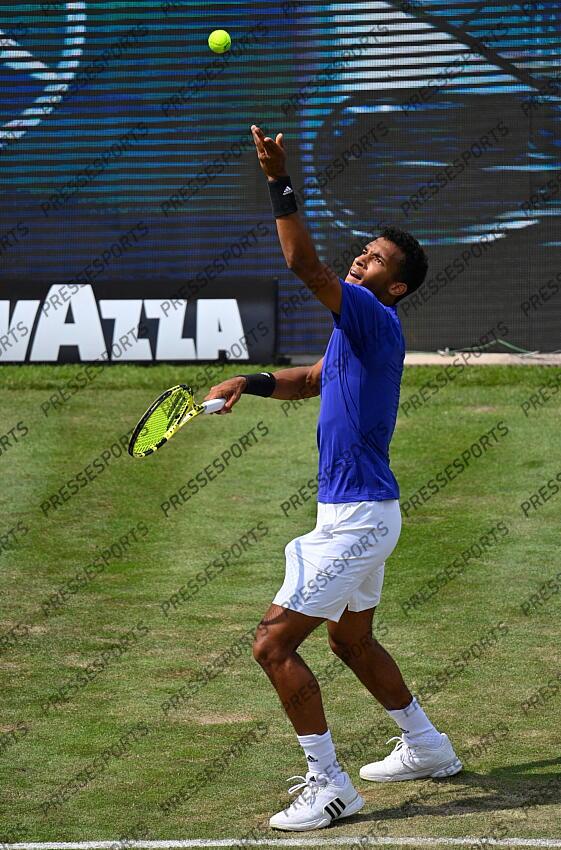 10.06.2021, Tennisclub Weissenhof, Stuttgart, GER, ATP Tour, Mercedes Cup in Stuttgart 2021, im Bild Felix Auger-Aliassime (CAN) Aktion Aufschlag // during the Mercedes Cup Tournamen of the ATP Tour at the Tennisclub Weissenhof in Stuttgart, Germany on 2021/06/10. EXPA Pictures 