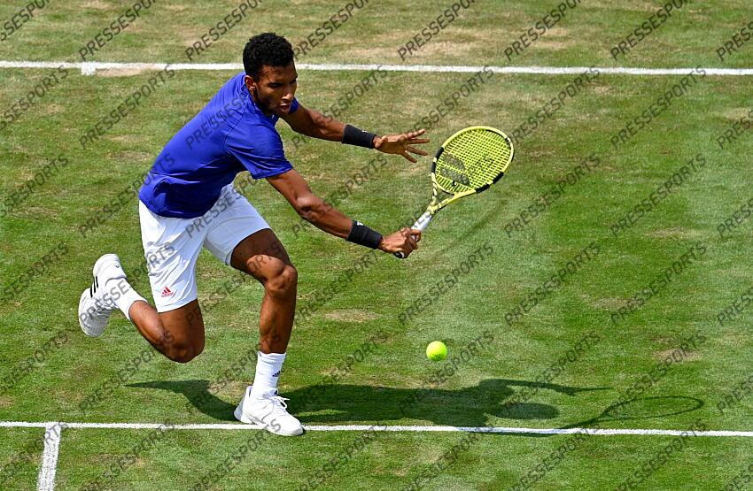 10.06.2021, Tennisclub Weissenhof, Stuttgart, GER, ATP Tour, Mercedes Cup in Stuttgart 2021, im Bild Felix Auger-Aliassime (CAN) Aktion // during the Mercedes Cup Tournamen of the ATP Tour at the Tennisclub Weissenhof in Stuttgart, Germany on 2021/06/10. EXPA Pictures 