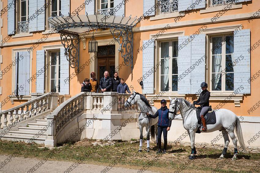 Elevage MASSA. Andréa et Anne-Sophie SERRE, Sylvain, Anne-Sophie et Victoria MASSA. Arnaud SERRE avec Meteor de Massa et Mathilde JUGLARET et Caporal de Massa. Photographie Eric KNOLL Elevage MASSA avec Arnaud et Anne Sophie SERRE 