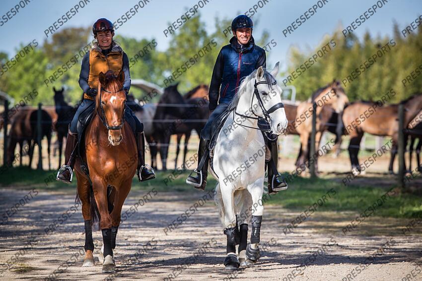Elevage MASSA. Arnaud SERRE avec Vistoso de Massa et Anne-Sophie SERRE avec Dynastie de Massa. Photographie Eric KNOLL Elevage MASSA avec Arnaud et Anne Sophie SERRE 