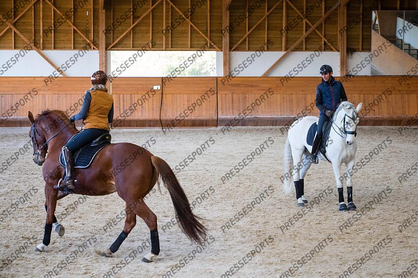 Elevage MASSA. Arnaud SERRE avec Vistoso de Massa et Anne-Sophie SERRE avec Dynastie de Massa. Photographie Eric KNOLL Elevage MASSA avec Arnaud et Anne Sophie SERRE 