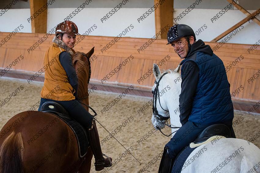 Elevage MASSA. Arnaud SERRE avec Vistoso de Massa et Anne-Sophie SERRE avec Dynastie de Massa. Photographie Eric KNOLL Elevage MASSA avec Arnaud et Anne Sophie SERRE 