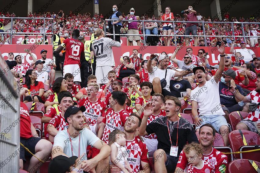 Schlussjubel v.l. Moussa Niakhate, Torwart Robin Zentner (Mainz) mit Team bei den Fans Mainz, 15.08.2021, Fussball, Bundesliga, 1. FSV Mainz 05 - RB Leipzig 1:0 MAYENCE-RB LEIPZIG (1-0) 