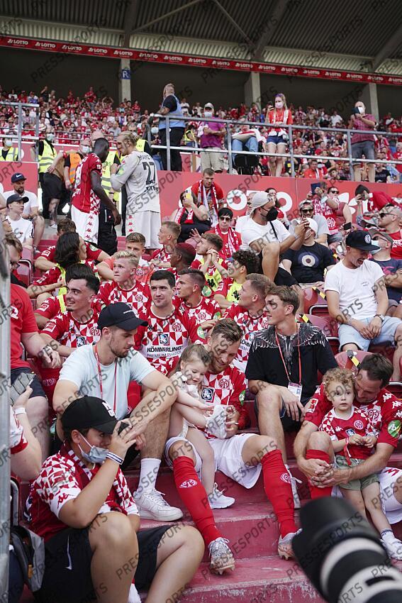 Schlussjubel v.l. Moussa Niakhate, Torwart Robin Zentner (Mainz) mit Team bei den Fans Mainz, 15.08.2021, Fussball, Bundesliga, 1. FSV Mainz 05 - RB Leipzig 1:0 MAYENCE-RB LEIPZIG (1-0) 