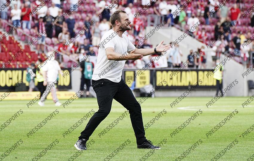 Schlussjubel, Trainer Bo Svensson (Mainz) Mainz, 15.08.2021, Fussball, Bundesliga, 1. FSV Mainz 05 - RB Leipzig 1:0 MAYENCE-RB LEIPZIG (1-0) 