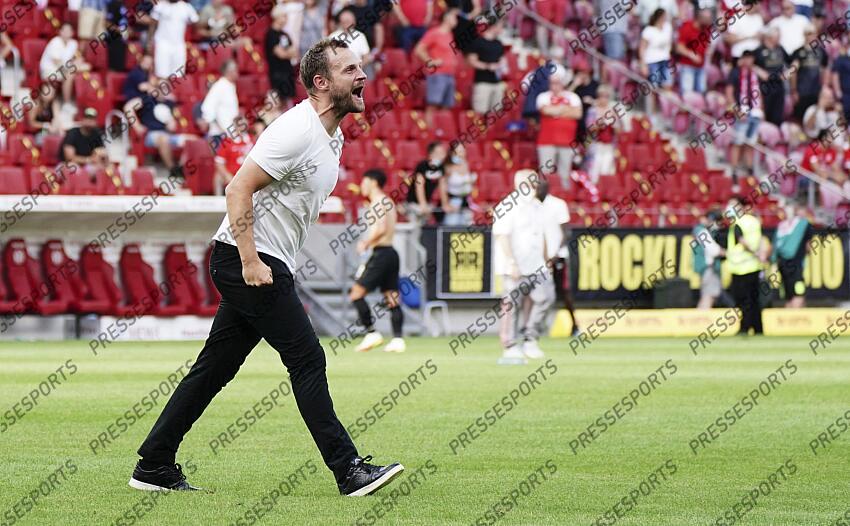 Schlussjubel, Trainer Bo Svensson (Mainz) Mainz, 15.08.2021, Fussball, Bundesliga, 1. FSV Mainz 05 - RB Leipzig 1:0 MAYENCE-RB LEIPZIG (1-0) 