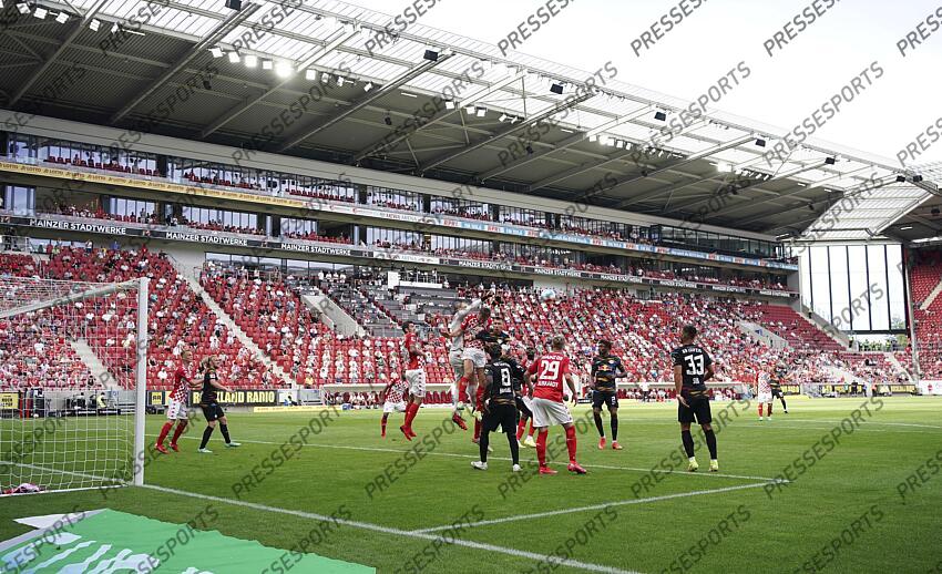 v.l. Stefan Bell, Torwart Robin Zentner (Mainz), Alexander Hack, Willi Orban (Leipzig), Mewa Arena Mainz, 15.08.2021, Fussball, Bundesliga, 1. FSV Mainz 05 - RB Leipzig 1:0 MAYENCE-RB LEIPZIG (1-0) 