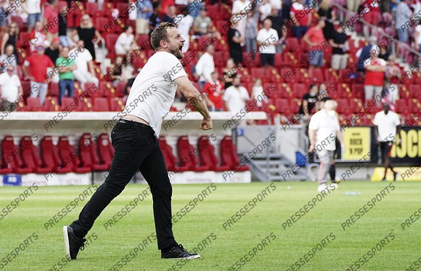Schlussjubel, Trainer Bo Svensson (Mainz) Mainz, 15.08.2021, Fussball, Bundesliga, 1. FSV Mainz 05 - RB Leipzig 1:0 MAYENCE-RB LEIPZIG (1-0) 