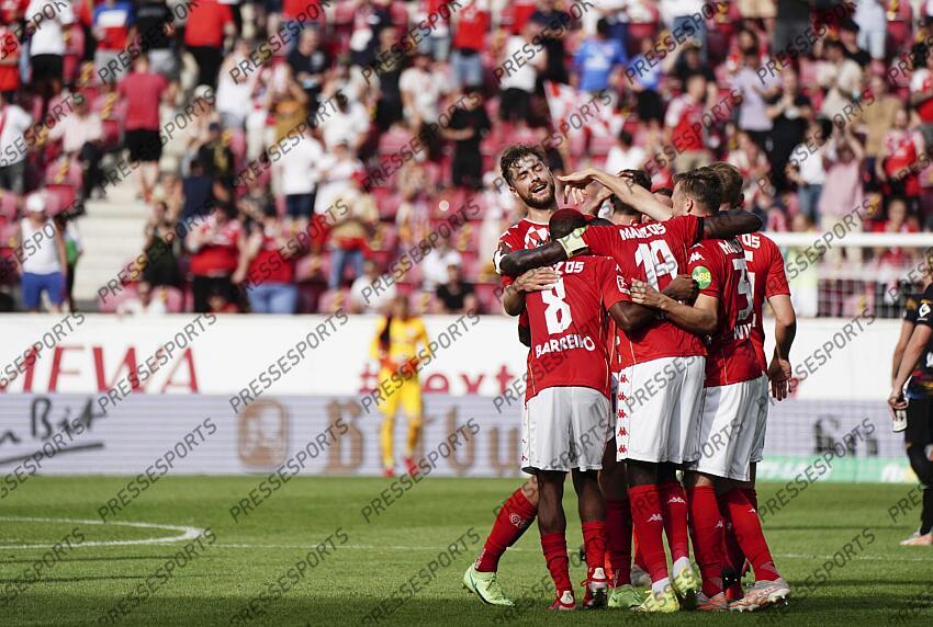 Schlussjubel v.l. Alexander Hack, Leandro Barreiro Martins, Moussa Niakhate, Silvan Widmer (Mainz) Mainz, 15.08.2021, Fussball, Bundesliga, 1. FSV Mainz 05 - RB Leipzig MAYENCE-RB LEIPZIG (1-0) 