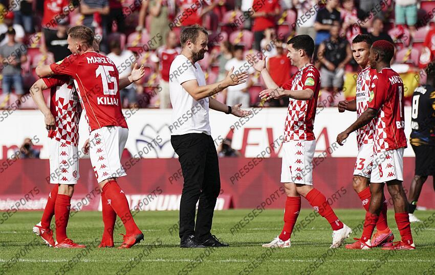 Schlussjubel v.l. Trainer Bo Svensson (Mainz), Aaron Martin Mainz, 15.08.2021, Fussball, Bundesliga, 1. FSV Mainz 05 - RB Leipzig MAYENCE-RB LEIPZIG (1-0) 