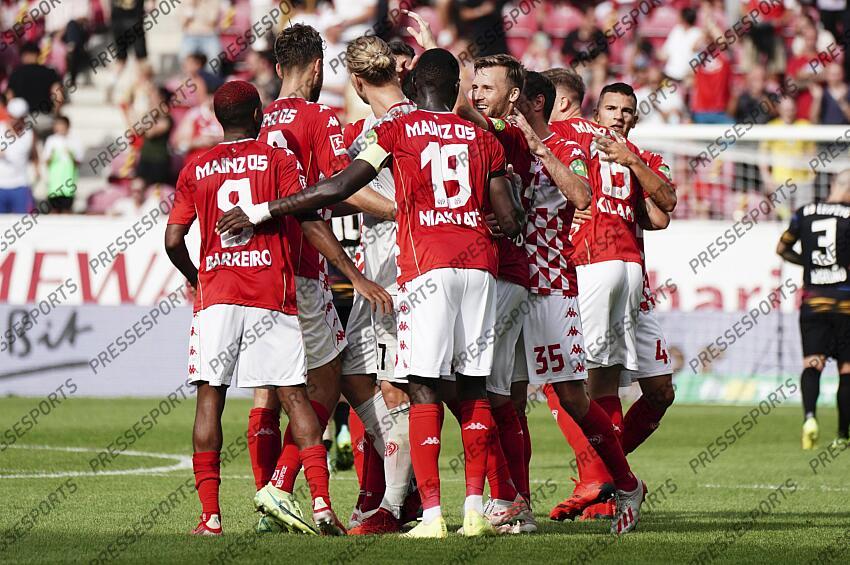 Schlussjubel v.l. Leandro Barreiro Martins, Alexander Hack, Torwart Robin Zentner (Mainz), Moussa Niakhate, Silvan Widmer Mainz, 15.08.2021, Fussball, Bundesliga, 1. FSV Mainz 05 - RB Leipzig MAYENCE-RB LEIPZIG (1-0) 