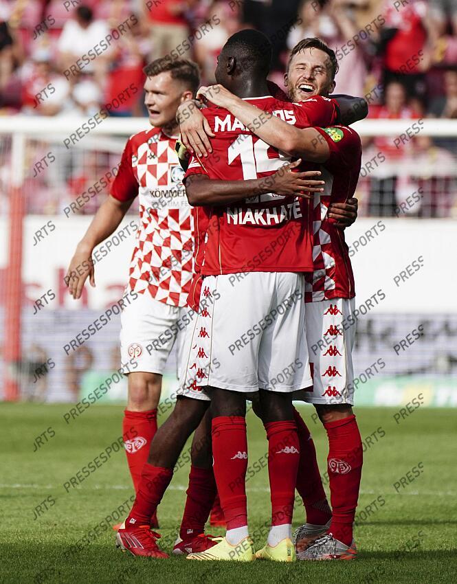 Schlussjubel v.l. Moussa Niakhate, Silvan Widmer (Mainz) Mainz, 15.08.2021, Fussball, Bundesliga, 1. FSV Mainz 05 - RB Leipzig MAYENCE-RB LEIPZIG (1-0) 