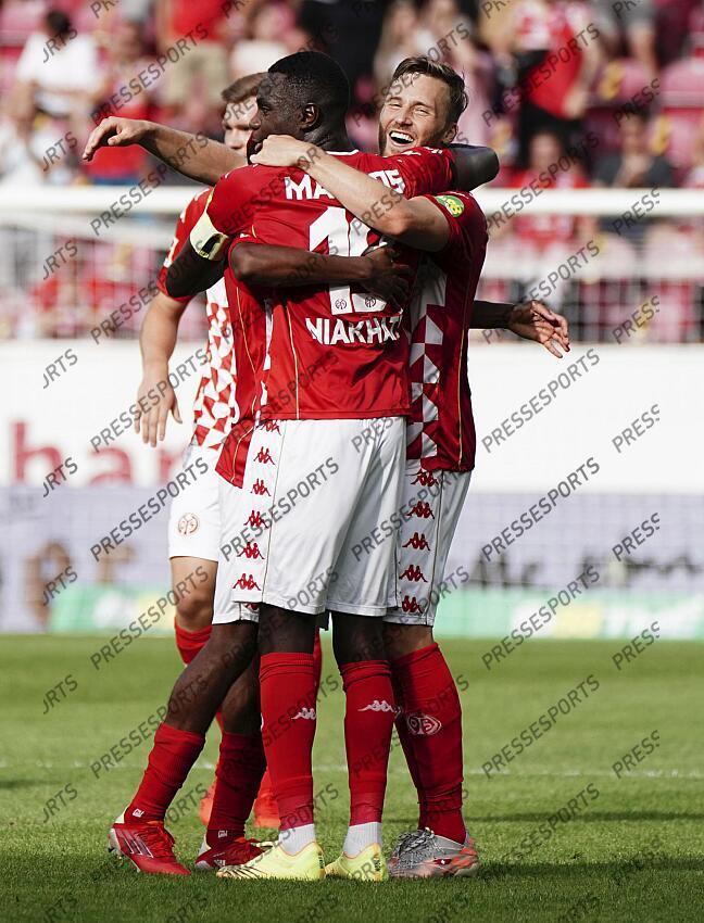 Schlussjubel v.l. Moussa Niakhate, Silvan Widmer (Mainz) Mainz, 15.08.2021, Fussball, Bundesliga, 1. FSV Mainz 05 - RB Leipzig MAYENCE-RB LEIPZIG (1-0) 