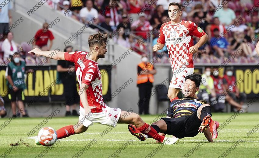 v.l. Alexander Hack (Mainz), Hee-Chan Hwang Mainz, 15.08.2021, Fussball, Bundesliga, 1. FSV Mainz 05 - RB Leipzig MAYENCE-RB LEIPZIG (1-0) 