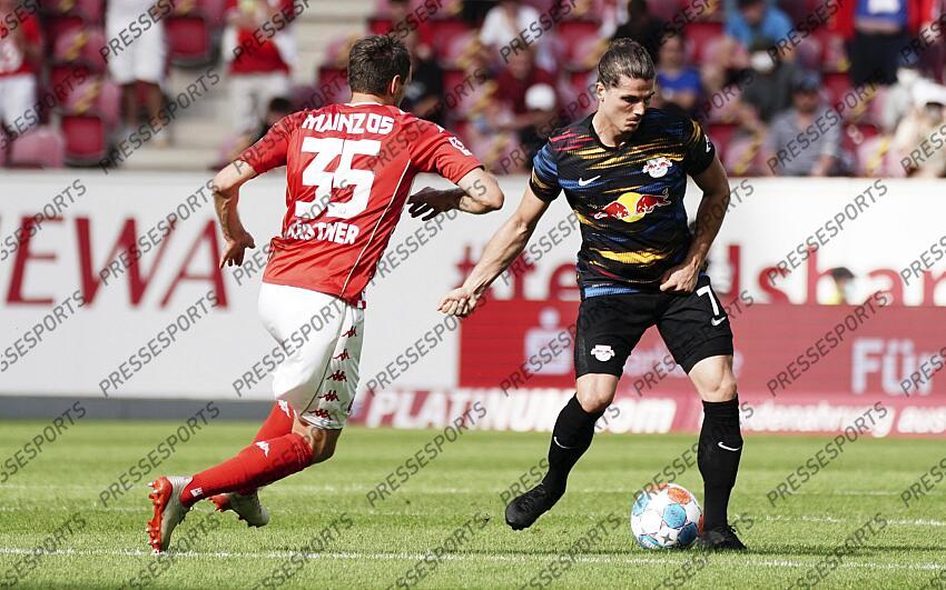 v.l. Stephan Fuerstner, Marcel Sabitzer (Leipzig) Mainz, 15.08.2021, Fussball, Bundesliga, 1. FSV Mainz 05 - RB Leipzig MAYENCE-RB LEIPZIG (1-0) 