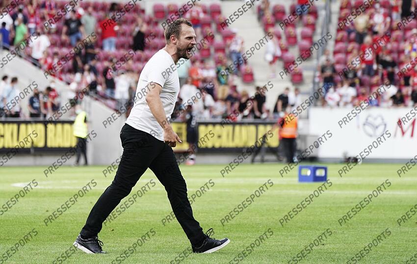 Schlussjubel, Trainer Bo Svensson (Mainz) Mainz, 15.08.2021, Fussball, Bundesliga, 1. FSV Mainz 05 - RB Leipzig MAYENCE-RB LEIPZIG (1-0) 