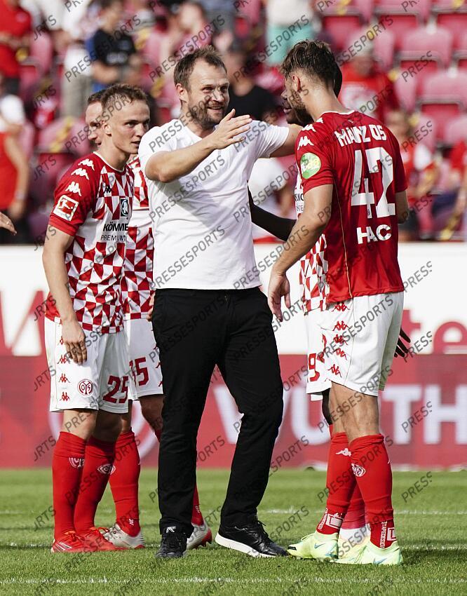 Schlussjubel v.l. Trainer Bo Svensson (Mainz), Alexander Hack Mainz, 15.08.2021, Fussball, Bundesliga, 1. FSV Mainz 05 - RB Leipzig MAYENCE-RB LEIPZIG (1-0) 