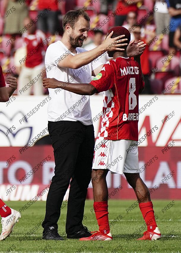 Schlussjubel v.l. Trainer Bo Svensson (Mainz), Leandro Barreiro Martins Mainz, 15.08.2021, Fussball, Bundesliga, 1. FSV Mainz 05 - RB Leipzig MAYENCE-RB LEIPZIG (1-0) 