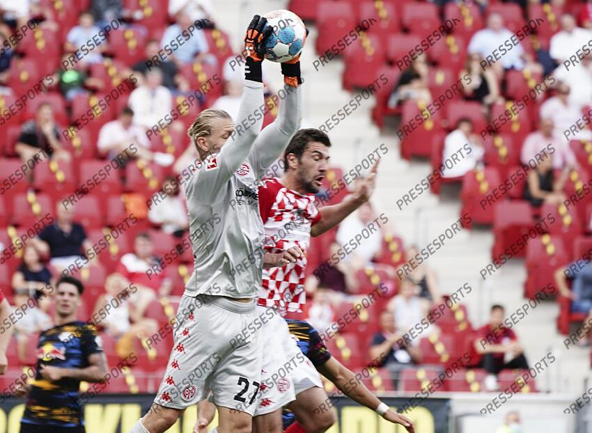 v.l. Torwart Robin Zentner (Mainz), Alexander Hack Mainz, 15.08.2021, Fussball, Bundesliga, 1. FSV Mainz 05 - RB Leipzig MAYENCE-RB LEIPZIG (1-0) 