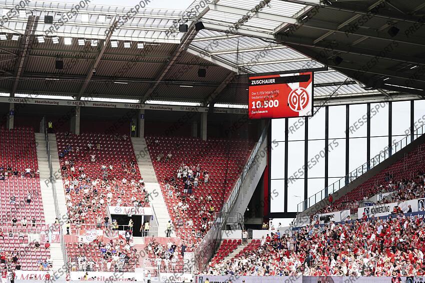 Anzeigetafel miz Zuschaueranzahl, Mewa Arena Mainz, 15.08.2021, Fussball, Bundesliga, 1. FSV Mainz 05 - RB Leipzig MAYENCE-RB LEIPZIG (1-0) 