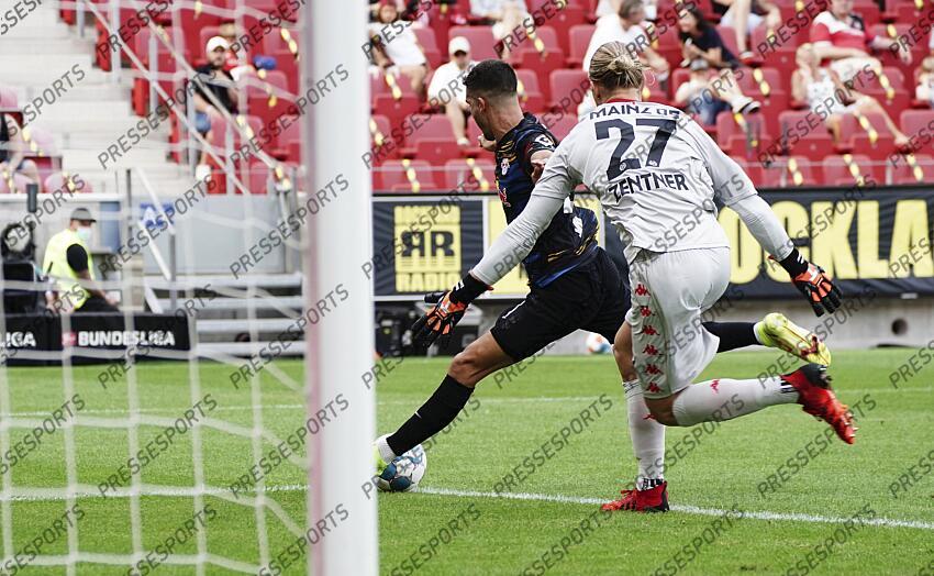 v.l. Andre Silva (Leipzig), Torwart Robin Zentner (Mainz) Mainz, 15.08.2021, Fussball, Bundesliga, 1. FSV Mainz 05 - RB Leipzig MAYENCE-RB LEIPZIG (1-0) 