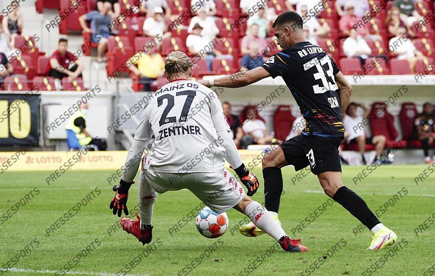 v.l. Torwart Robin Zentner (Mainz) (Mainz), Andre Silva (Leipzig) Mainz, 15.08.2021, Fussball, Bundesliga, 1. FSV Mainz 05 - RB Leipzig MAYENCE-RB LEIPZIG (1-0) 