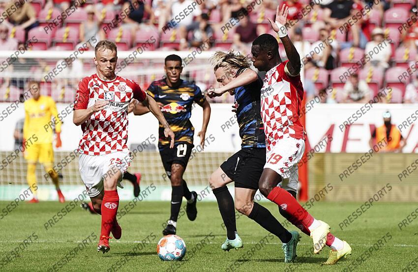 v.l. Niklas Tauer, Emil Forsberg (Leipzig), Moussa Niakhate Mainz, 15.08.2021, Fussball, Bundesliga, 1. FSV Mainz 05 - RB Leipzig MAYENCE-RB LEIPZIG (1-0) 