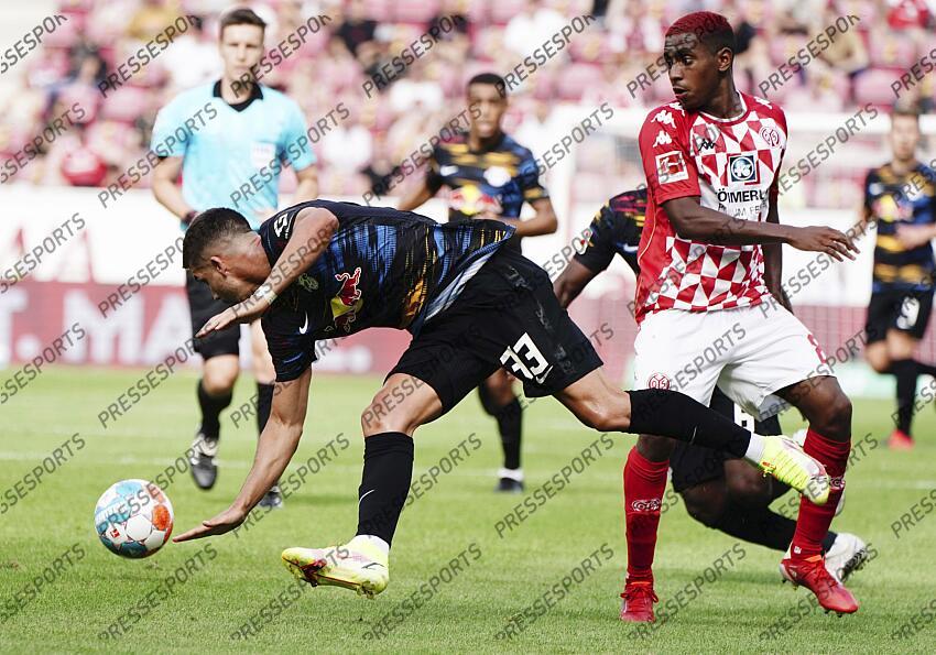 v.l. Andre Silva, Leandro Barreiro Martins (Mainz) Mainz, 15.08.2021, Fussball, Bundesliga, 1. FSV Mainz 05 - RB Leipzig MAYENCE-RB LEIPZIG (1-0) 
