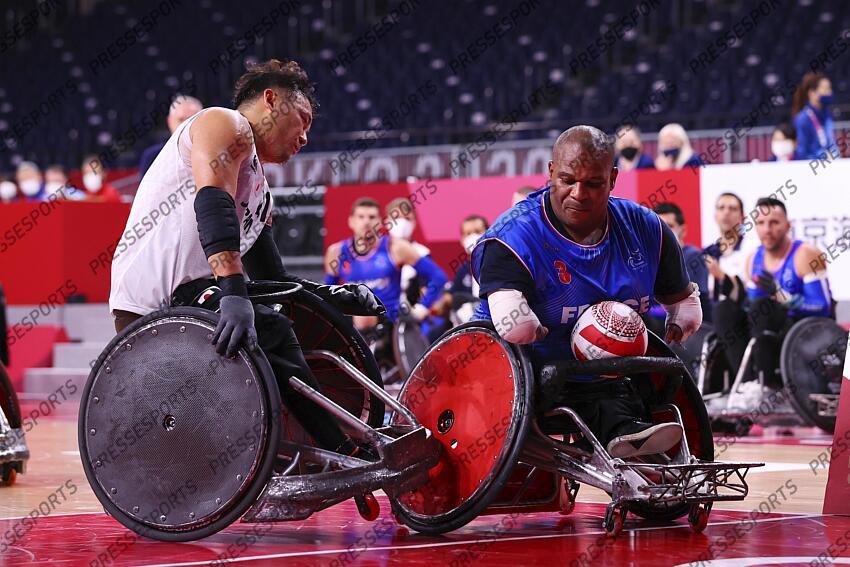(L-R) Japan team group (JPN), Cedric Nankin (FRA), AUGUST 25, 2021 - WheelChair Rugby : Pool Phase Group A match between Japan - France during the Tokyo 2020 Paralympic Games at the Yoyogi National Gymnasium in Tokyo, Japan. (Photo by Yohei Osada/AFLO SPORT) JEUX PARALYMPIQUES DE TOKYO 2020 
