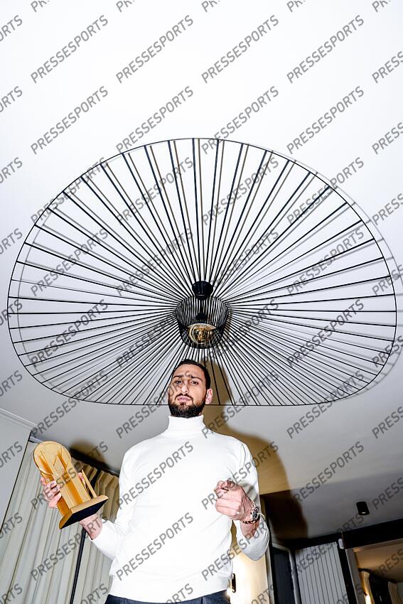donnarumma (gianluigi) REMISE TROPHEE YACHINE A DONNARUMMA trophee recompensant le meilleur gardien de l'annee. Le gardien italien champion d'Europe a son domicile. - Attention image soumise a conditions particulieres, nous contacter avant toute utilisation - 