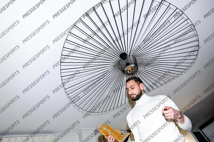 donnarumma (gianluigi) REMISE TROPHEE YACHINE A DONNARUMMA trophee recompensant le meilleur gardien de l'annee. Le gardien italien champion d'Europe a son domicile. - Attention image soumise a conditions particulieres, nous contacter avant toute utilisation - 