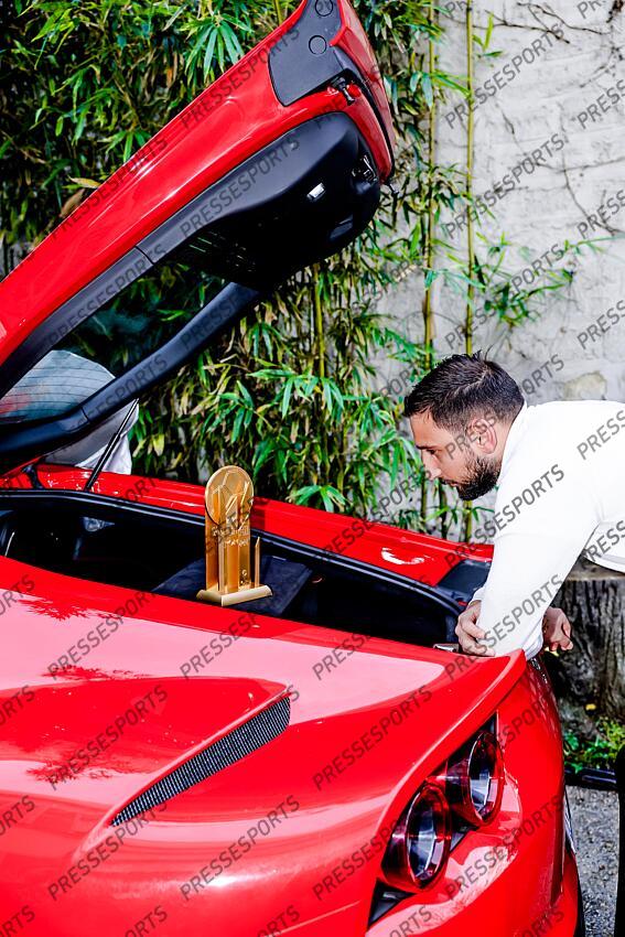donnarumma (gianluigi) REMISE TROPHEE YACHINE A DONNARUMMA trophee recompensant le meilleur gardien de l'annee. Le gardien italien champion d'Europe a son domicile. - Attention image soumise a conditions particulieres, nous contacter avant toute utilisation - 