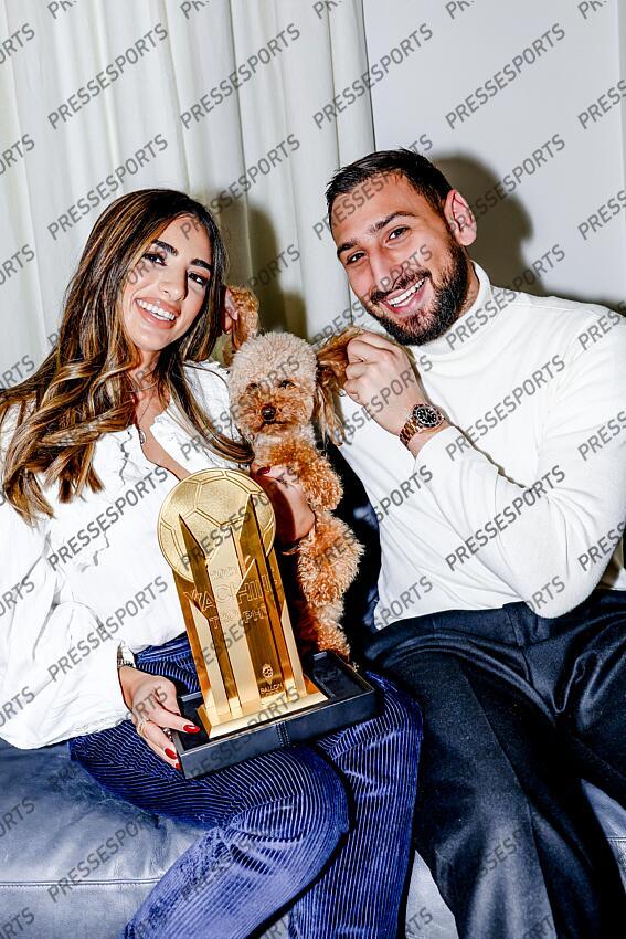 elefante (alessia) donnarumma (gianluigi) REMISE TROPHEE YACHINE A DONNARUMMA trophee recompensant le meilleur gardien de l'annee. Le gardien italien champion d'Europe a son domicile pose avec sa fiancee Alessia Elefante et leur chien Coco - Attention image soumise a conditions particulieres, nous contacter avant toute utilisation - 