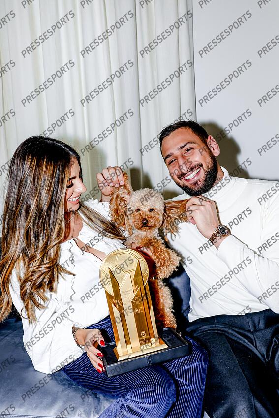 elefante (alessia) donnarumma (gianluigi) REMISE TROPHEE YACHINE A DONNARUMMA FF (04/12/2021) trophee recompensant le meilleur gardien de l'annee. Le gardien italien champion d'Europe a son domicile pose avec sa fiancee Alessia Elefante et leur chien Coco - Attention image soumise a conditions particulieres, nous contacter avant toute utilisation - 