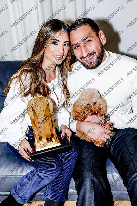 elefante (alessia) donnarumma (gianluigi) REMISE TROPHEE YACHINE A DONNARUMMA trophee recompensant le meilleur gardien de l'annee. Le gardien italien champion d'Europe a son domicile pose avec sa fiancee Alessia Elefante et leur chien Coco - Attention image soumise a conditions particulieres, nous contacter avant toute utilisation - 