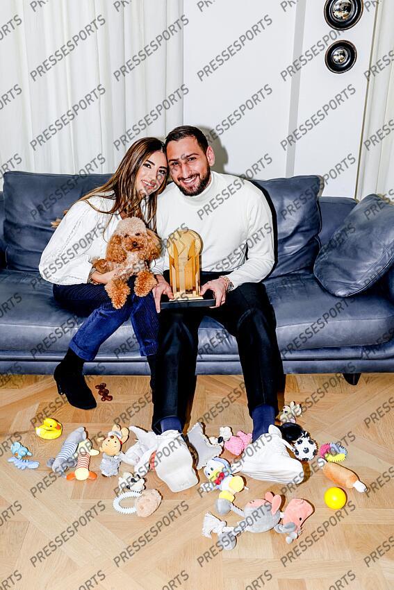 elefante (alessia) donnarumma (gianluigi) REMISE TROPHEE YACHINE A DONNARUMMA trophee recompensant le meilleur gardien de l'annee. Le gardien italien champion d'Europe a son domicile pose avec sa fiancee Alessia Elefante et leur chien Coco - Attention image soumise a conditions particulieres, nous contacter avant toute utilisation - 
