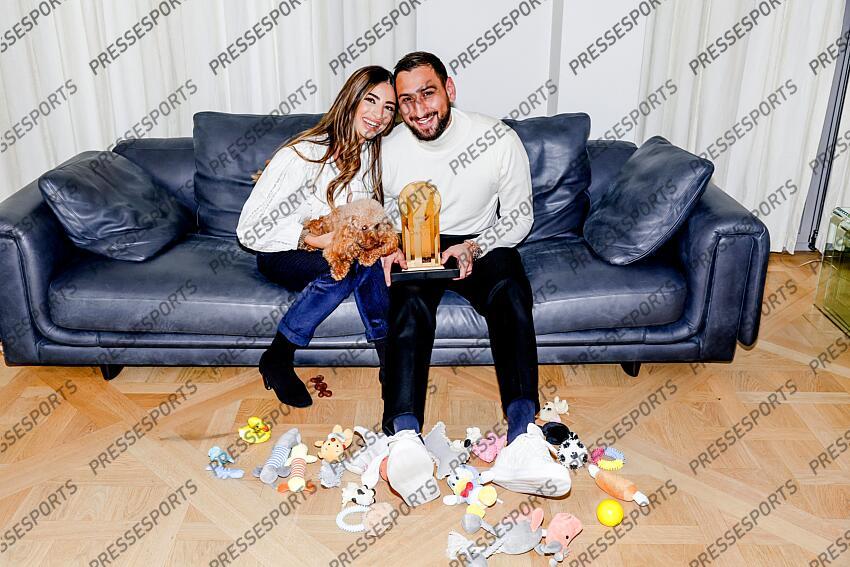 elefante (alessia) donnarumma (gianluigi) REMISE TROPHEE YACHINE A DONNARUMMA trophee recompensant le meilleur gardien de l'annee. Le gardien italien champion d'Europe a son domicile pose avec sa fiancee Alessia Elefante et leur chien Coco - Attention image soumise a conditions particulieres, nous contacter avant toute utilisation - 