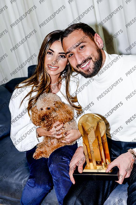 elefante (alessia) donnarumma (gianluigi) REMISE TROPHEE YACHINE A DONNARUMMA trophee recompensant le meilleur gardien de l'annee. Le gardien italien champion d'Europe a son domicile pose avec sa fiancee Alessia Elefante et leur chien Coco - Attention image soumise a conditions particulieres, nous contacter avant toute utilisation - 