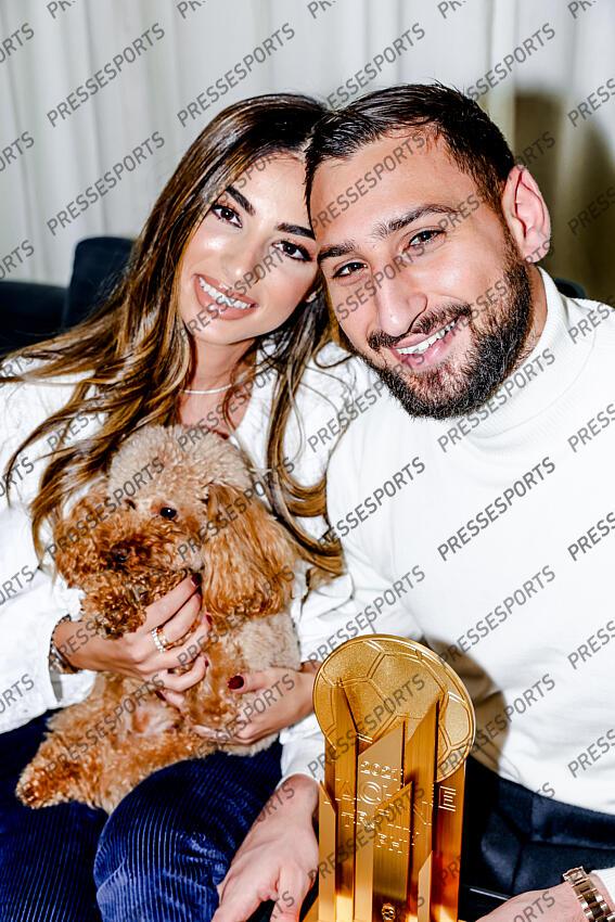 elefante (alessia) donnarumma (gianluigi) REMISE TROPHEE YACHINE A DONNARUMMA trophee recompensant le meilleur gardien de l'annee. Le gardien italien champion d'Europe a son domicile pose avec sa fiancee Alessia Elefante et leur chien Coco - Attention image soumise a conditions particulieres, nous contacter avant toute utilisation - 