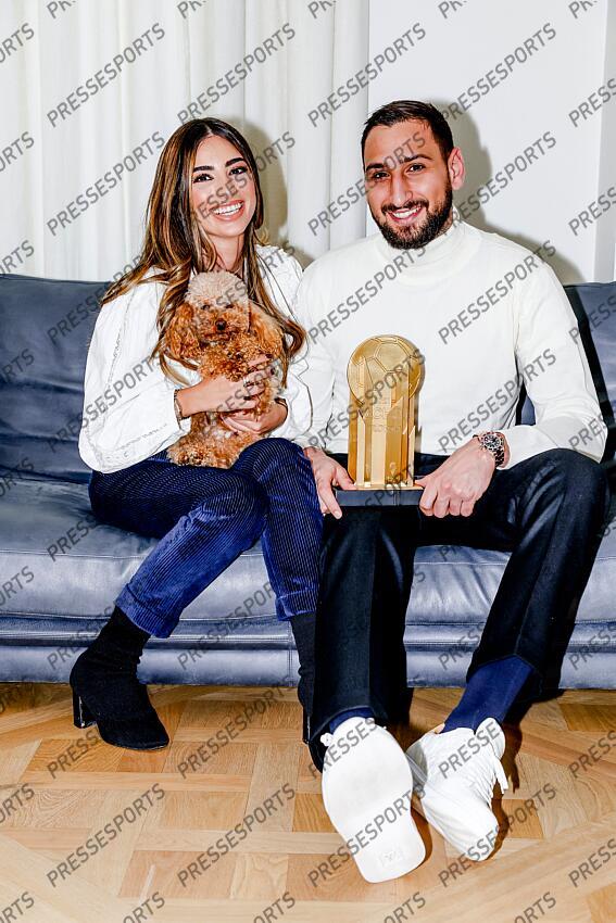 elefante (alessia) donnarumma (gianluigi) REMISE TROPHEE YACHINE A DONNARUMMA trophee recompensant le meilleur gardien de l'annee. Le gardien italien champion d'Europe a son domicile pose avec sa fiancee Alessia Elefante et leur chien Coco - Attention image soumise a conditions particulieres, nous contacter avant toute utilisation - 