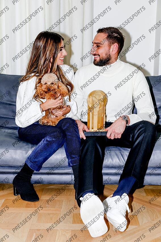 elefante (alessia) donnarumma (gianluigi) REMISE TROPHEE YACHINE A DONNARUMMA trophee recompensant le meilleur gardien de l'annee. Le gardien italien champion d'Europe a son domicile pose avec sa fiancee Alessia Elefante et leur chien Coco - Attention image soumise a conditions particulieres, nous contacter avant toute utilisation - 
