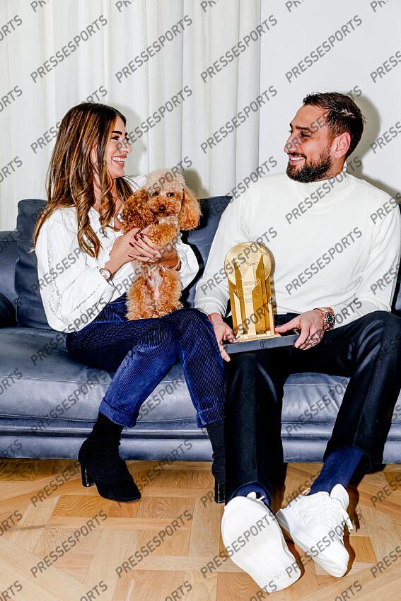 elefante (alessia) donnarumma (gianluigi) REMISE TROPHEE YACHINE A DONNARUMMA trophee recompensant le meilleur gardien de l'annee. Le gardien italien champion d'Europe a son domicile pose avec sa fiancee Alessia Elefante et leur chien Coco - Attention image soumise a conditions particulieres, nous contacter avant toute utilisation - 