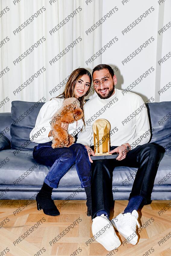 elefante (alessia) donnarumma (gianluigi) REMISE TROPHEE YACHINE A DONNARUMMA trophee recompensant le meilleur gardien de l'annee. Le gardien italien champion d'Europe a son domicile pose avec sa fiancee Alessia Elefante et leur chien Coco - Attention image soumise a conditions particulieres, nous contacter avant toute utilisation - 