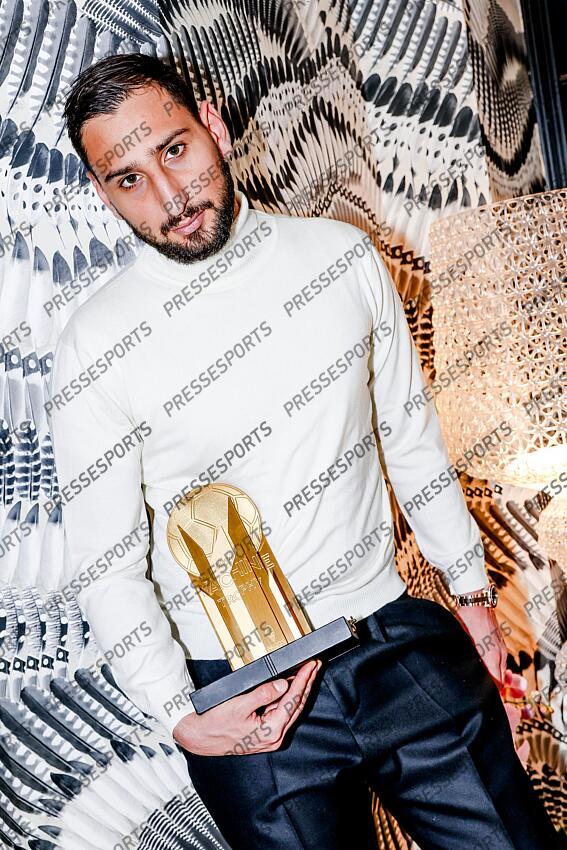 donnarumma (gianluigi) REMISE TROPHEE YACHINE A DONNARUMMA trophee recompensant le meilleur gardien de l'annee. Le gardien italien champion d'Europe a son domicile. - Attention image soumise a conditions particulieres, nous contacter avant toute utilisation - 